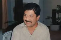 عکس| سفر زمان؛ «قصی، پسر صدام» در حال بازدید از جنگنده های عراقی؛ دهه 60