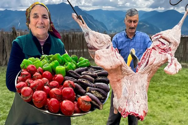 (ویدئو) غذای روستایی در باکو؛ پخت واویشکا و کباب یک گوسفند 17 کیلوگرمی