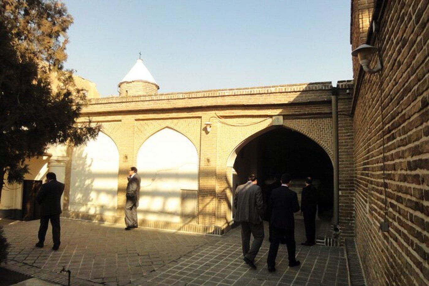 قبر پسر سروالتر و وزیر مختار انگلیس در نخستین کلیسای تهران