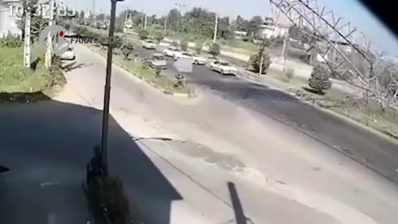 ویدیو/ تصادف شدید کامیون و سقوط دکل برق در لاهیجان