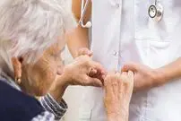 علائم بیماری پارکینسون چیست و چگونه درمان می‌شود؟