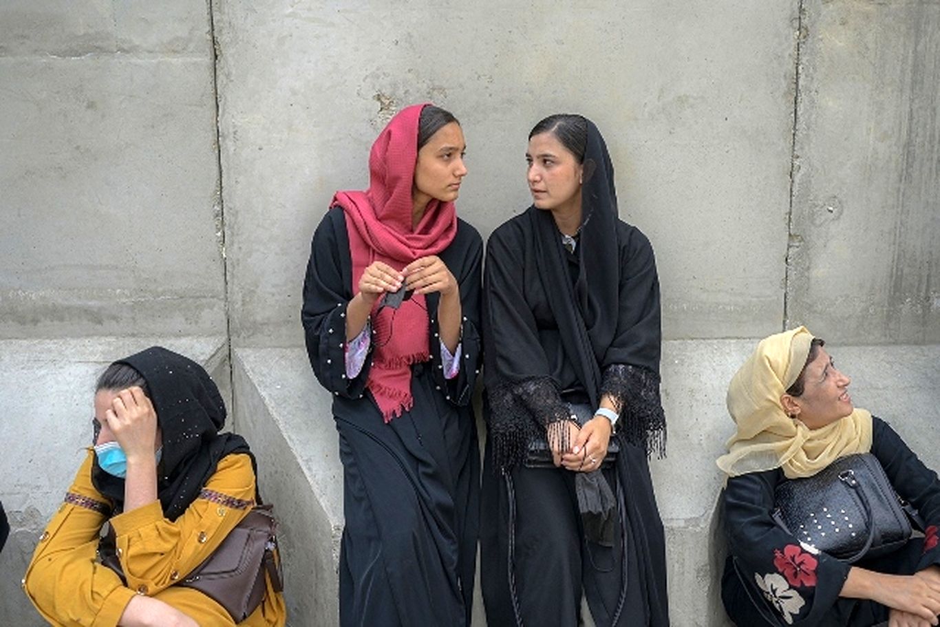 (ویدئو) گریه دختران دانشجوی افغان از تصمیم عجیب طالبان