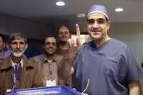 وزیر بهداشت با لباس اتاق عمل رای داد