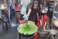 ببینید| غذای خیابانی در اندونزی؛ تهیه یک غذای سنتی با مرغ و سس فلفل سبز در جاکارتا