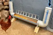 ببینید| نحوه ساخت یک دانخوری و آبخوری خلاقانه برای مرغ ها با لوله پلیکا