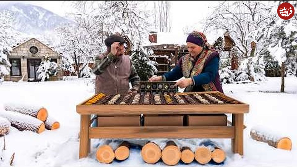 (ویدئو) غذای روستایی در آذربایجان؛ درست کردن شکلات میوه ای و آجیلی