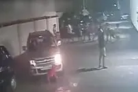 (ویدئو) خودرو از روی نوجوان رد شد و به شکل معجزه آسایی زنده ماند!