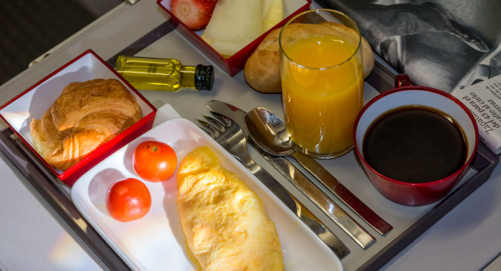 چه غذا‌هایی را نباید در هواپیما بخوریم؟