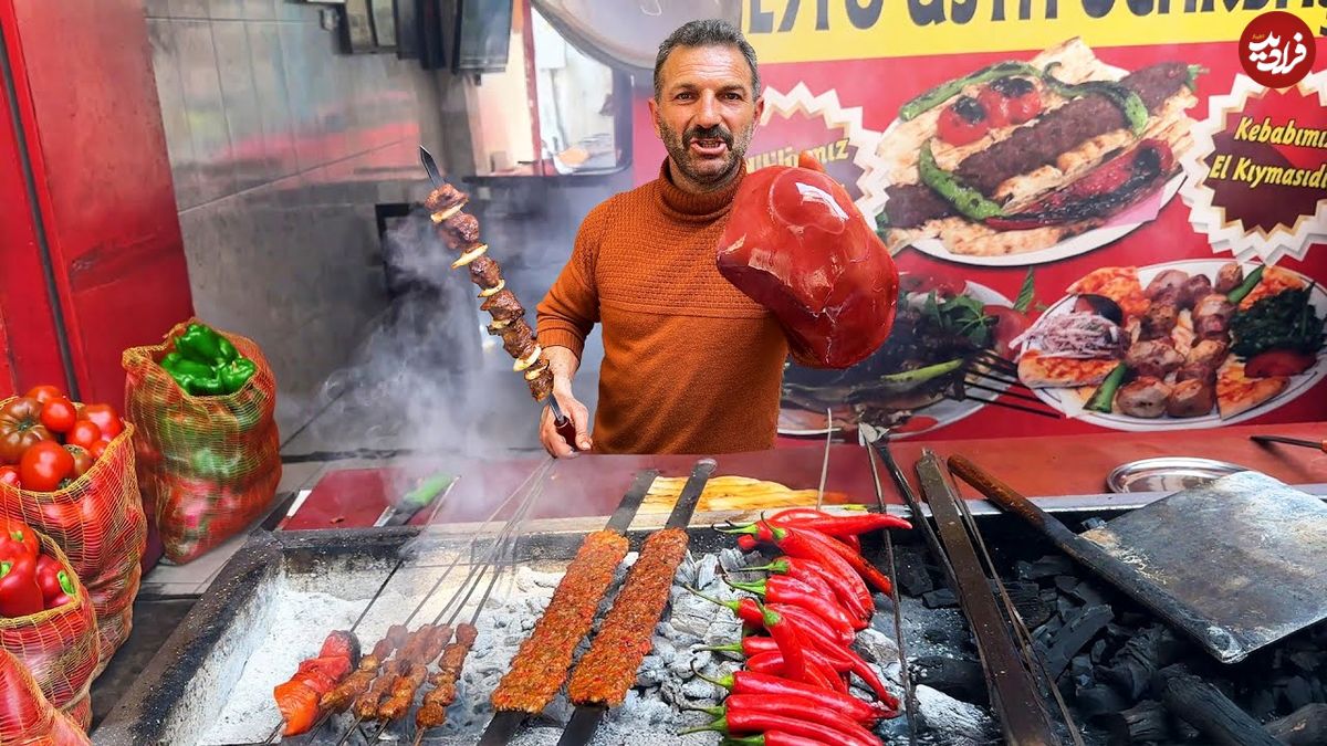 ببینید؛ غذای خیابانی در ترکیه؛ تهیه دونر کباب سنتی توسط یک آشپز ماهر در استانبول