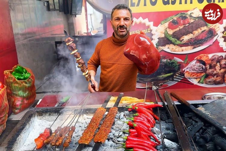 ببینید؛ غذای خیابانی در ترکیه؛ تهیه دونر کباب سنتی توسط یک آشپز ماهر در استانبول