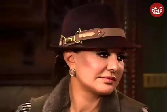 عکس| سفر در زمان؛ «گوگوش» در حال دف زدن با لباس محلی؛ اواخر دهه 40