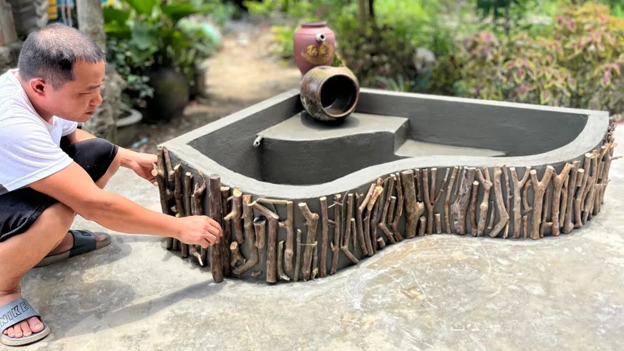 (ویدئو) روش خلاقانه استاد تایلندی در ساخت حوض ماهی با سیمان، آجر و شاخه درخت