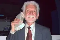 مخترع موبایل هم شاکی شد؛ بیش از حد به گوشی نگاه می‌کنید!