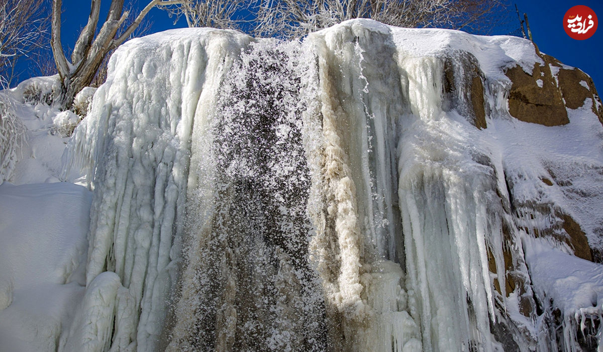 تصاویر/ جلوه زیبای آبشار یخ زده گنجنامه در همدان