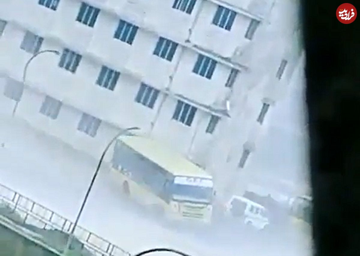 (ویدئو) لحظه ترسناک چپ شدن یک اتوبوس؛ قدرت باورنکردنی طوفان!