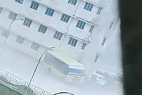 (ویدئو) لحظه ترسناک چپ شدن یک اتوبوس؛ قدرت باورنکردنی طوفان!