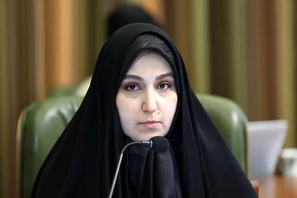 عکس؛ سفر به تاریخ؛ «نرجس سلیمانی، دختر سردار سلیمانی» در خردسالی روی دوش پدر؛ دهۀ 60