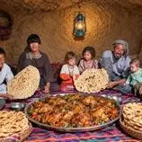 ببینید| غذای روستایی در افغانستان؛ کباب کردن مرغ کامل روی آتش و پخت نان
