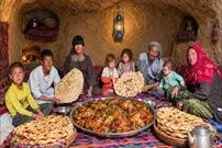 ببینید| غذای روستایی در افغانستان؛ کباب کردن مرغ کامل روی آتش و پخت نان