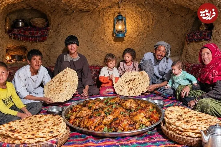 ببینید| غذای روستایی در افغانستان؛ کباب کردن مرغ کامل روی آتش و پخت نان