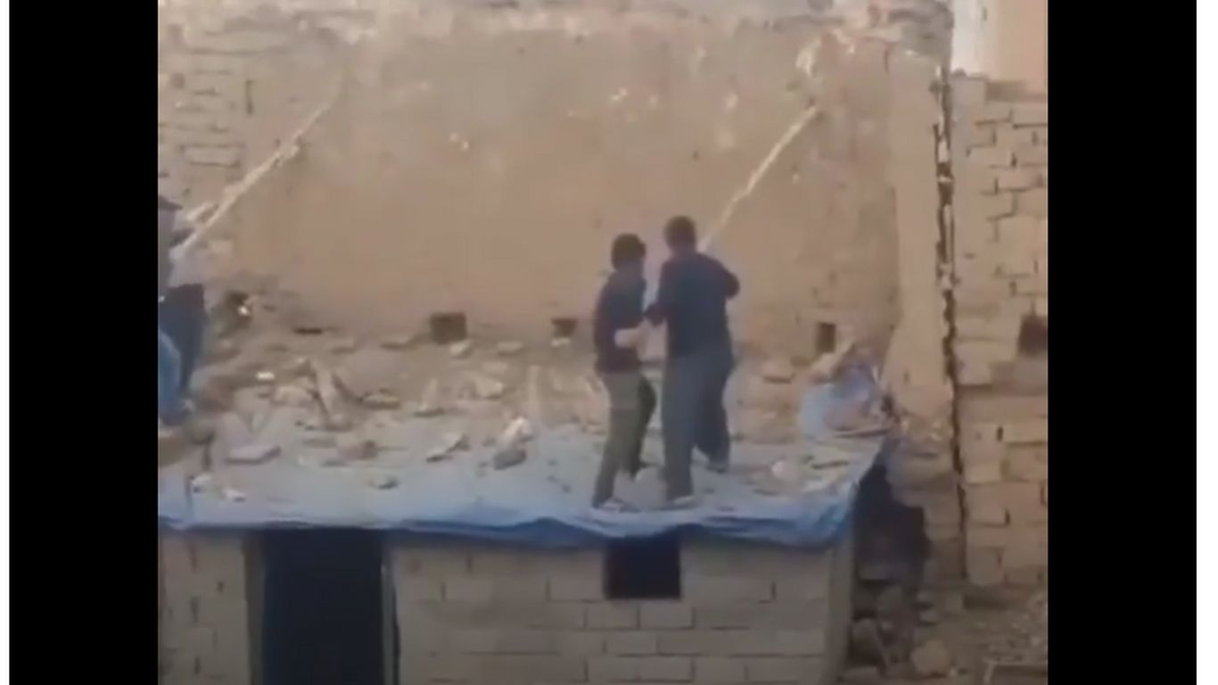 (ویدئو) اشتباه مرگبار دو مرد در تخریب یک سازه قدیمی