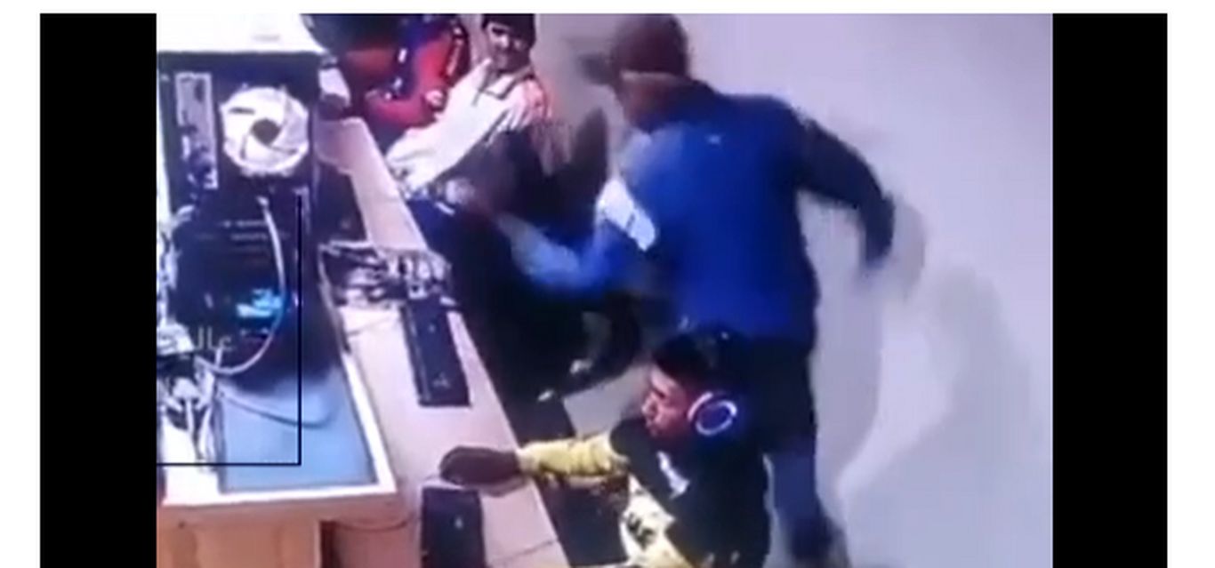 (ویدئو) لحظه تکان‌دهنده کتک خوردن یک پسر جوان از پدرش به خاطر جواب ندادن تلفن