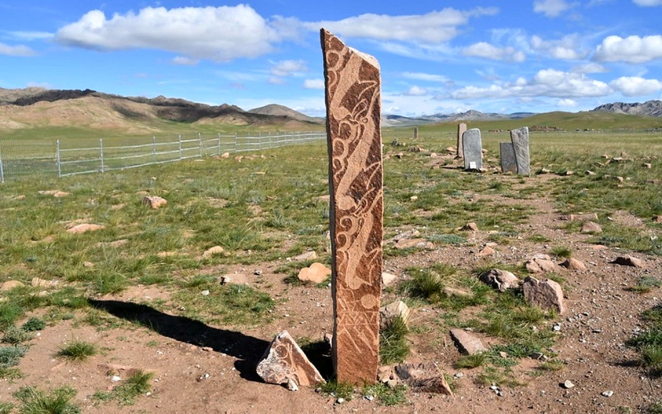سنگ‎ قبر‌های عجیب مغولی با تصاویر گوزن پرنده