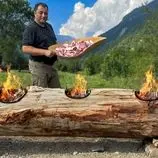 ببینید| غذای روستایی در آذربایجان؛ پخت مرغ، ماهی و گوشت روی تنه درخت