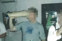 تصاویر / سرباز استرالیایی از پای مصنوعی جنگجوی مرده طالبان می‌نوشد