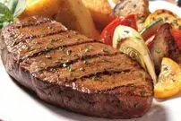 ( ویدیو) واکنش دور از انتظار دختر جوان گیاهخوار بعد از خوردن گوشت استیک پس از ۵ سال!