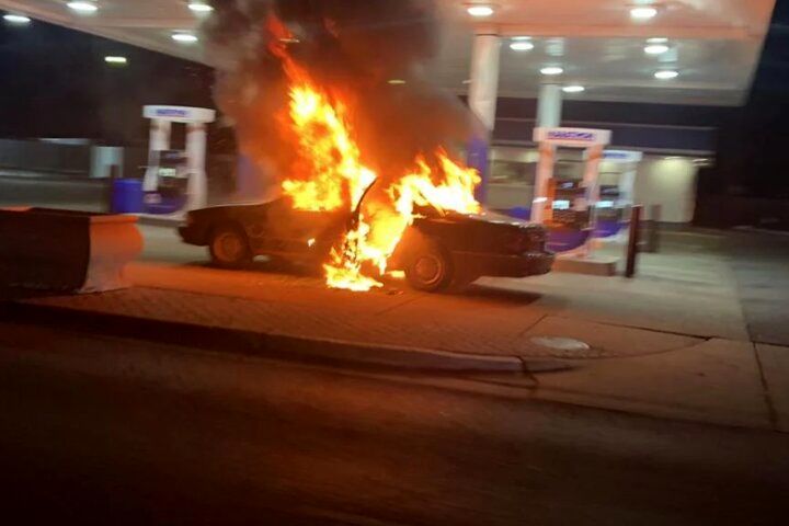 ( ویدیو) تصاویر دلهره‌آور از لحظه آتش گرفتن خودرو در پمپ بنزین