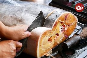 ببینید| غذای خیابانی در تایلند؛ برش گربه ماهی غول پیکر و تهیه دو نوع غذا با آن در بانکوک