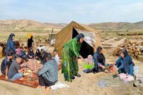 ببینید؛ غذای روستایی در ایران؛ پخت مرغ شکم پر با برنج توسط بانوی عشایر