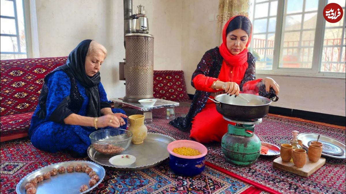 (ویدئو) ببینید این مادر و دختر روستایی کردستانی با لپه و گوشت چرخ کرده چه غذای خوشمزه ای طبخ می کنند