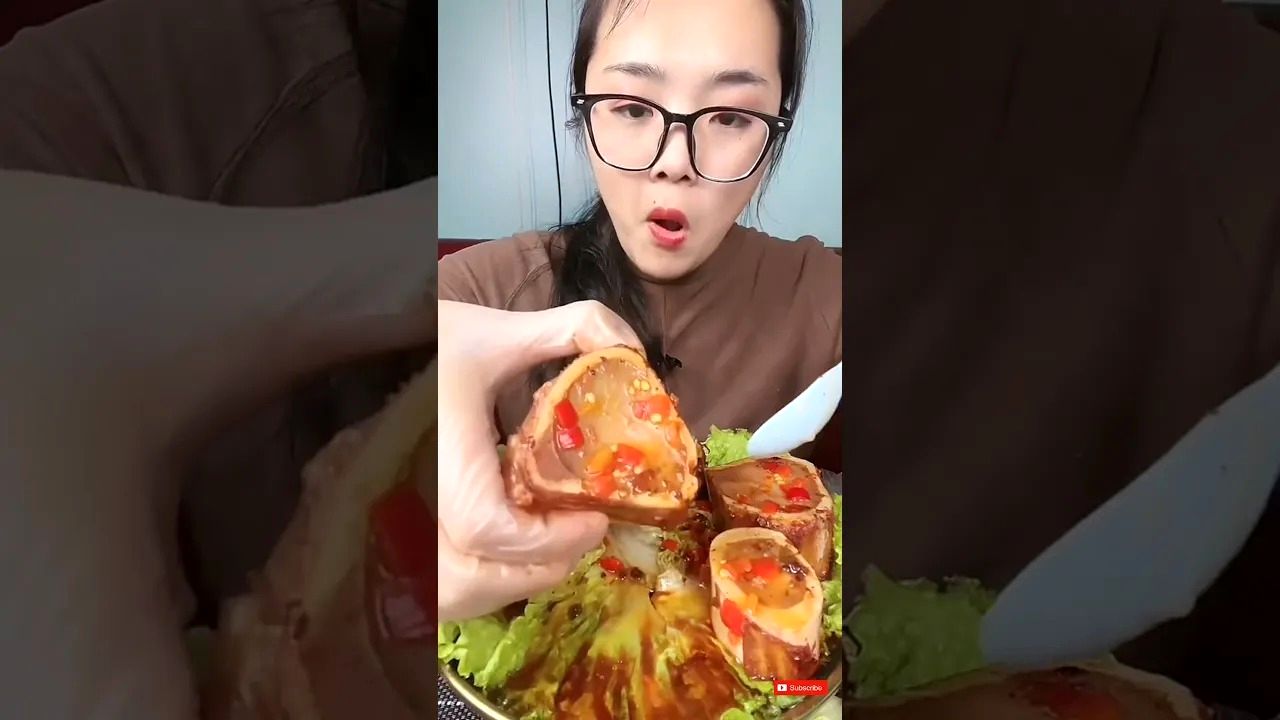 (ویدئو) غذا خوردن با صدا؛ خوردن مغز استخوان گاو پخته شده به سبک چینی