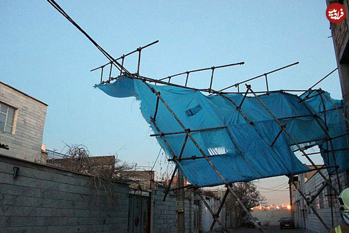 عکس/ سقوط داربست ساختمان بر روی کابل برق