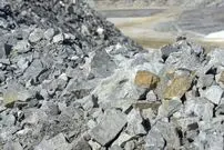 ارزشمندترین سنگ دنیا زیر پای مردم فقیر این روستا!