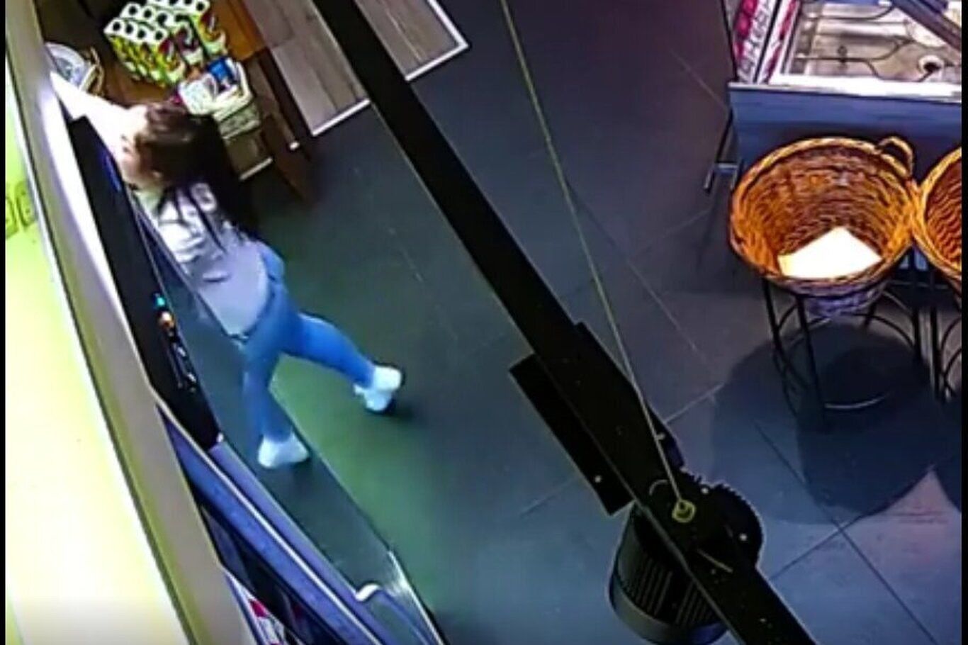 (ویدئو) لحظه هولناک سقوط وسایل مغازه روی سر یک زن