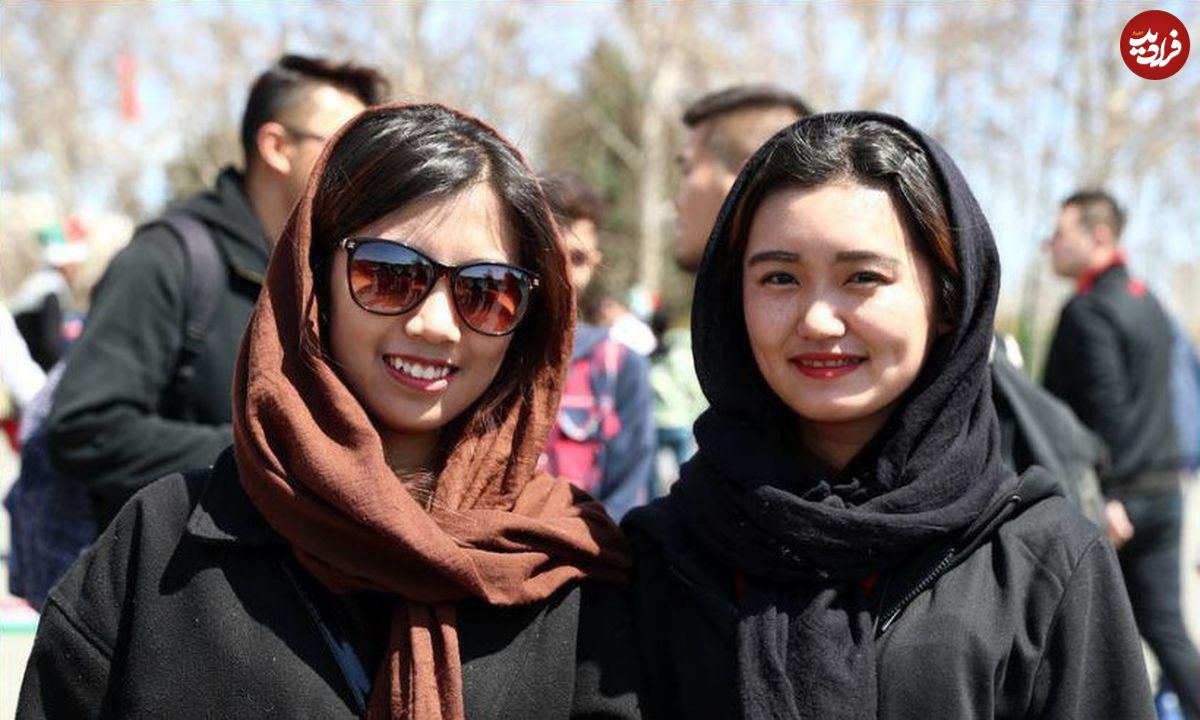 تصاویر/ دختران ایرانی که بازی با چین را در استادیوم آزادی بودند