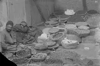 (عکس) یک بقال گیلانی در زمان ناصرالدین شاه قاجار از نمای نزدیک