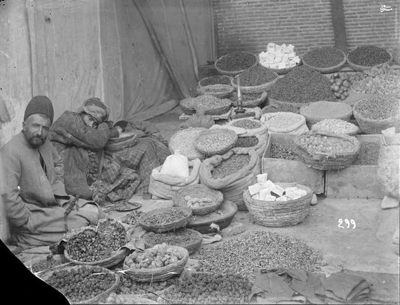 (عکس) یک بقال گیلانی در زمان ناصرالدین شاه قاجار از نمای نزدیک