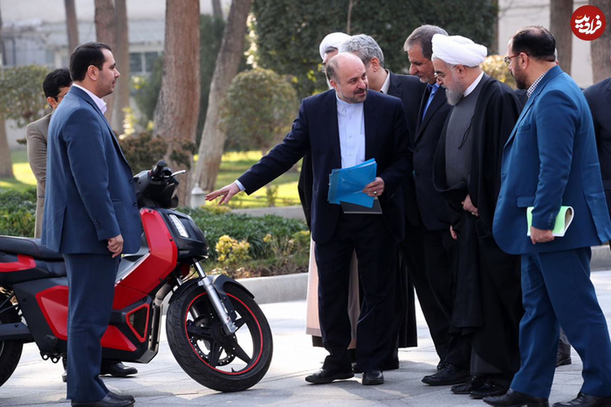 تصاویر/ روحانی پشت فرمان خودروی برقی