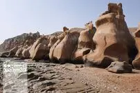 تصویر زیبای کهکشان راه‌شیری بر فراز صخره‌های ساحل مُکَسّر