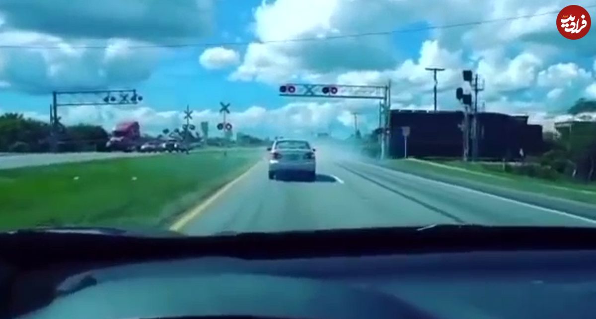 (ویدئو) لحظه هولناک تصادف قطار با خودروی روی ریل!