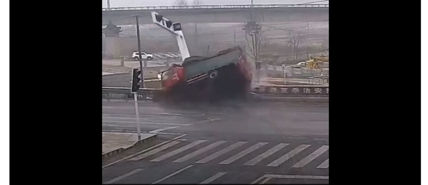 (ویدو) لحظه ترسناک ترمز بریدن یک کامیونت!