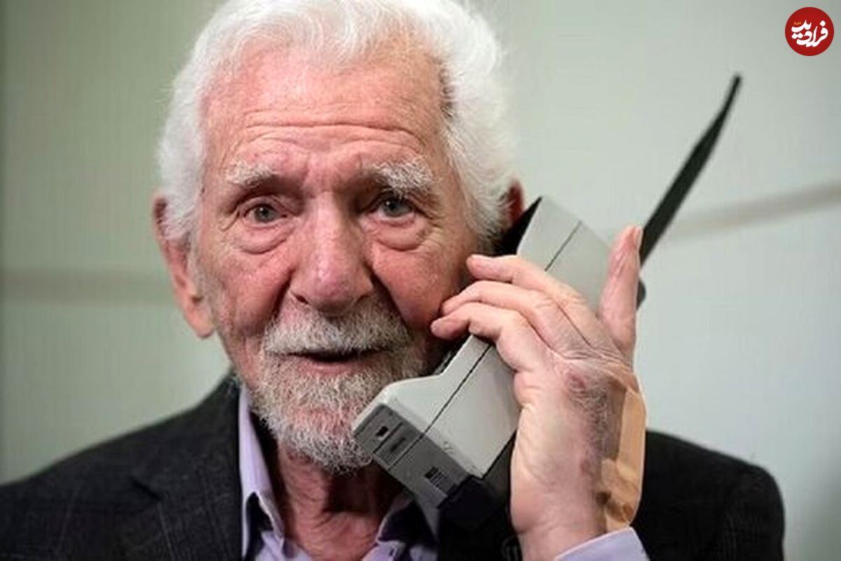 (عکس) اولین موبایل جهان در دست مخترعی که حالا ۹۴ ساله است