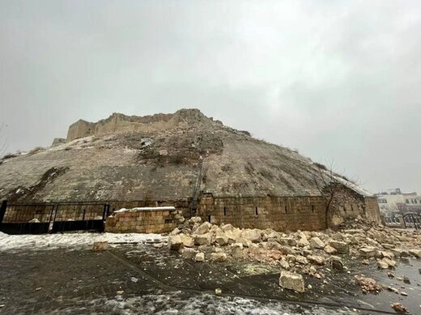 (تصاویر) زلزله ترکیه این قلعه تاریخی را با خاک یکسان کرد
