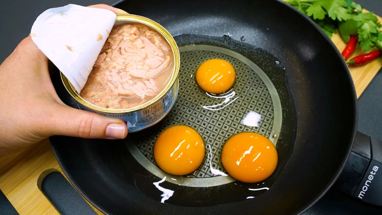 (ویدئو) روش خلاقانه آشپز آلمانی برای پخت یک شام خوشمزه با تن ماهی و تخم مرغ