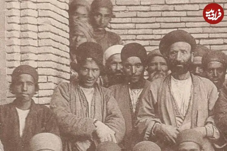 عکس| سفر زمان؛ عکس یادگاری «قالیباف‌های اراکی» در دورن ناصرالدین شاه