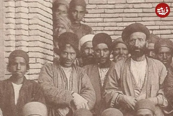 عکس| سفر زمان؛ عکس یادگاری «قالیباف‌های اراکی» در دورن ناصرالدین شاه